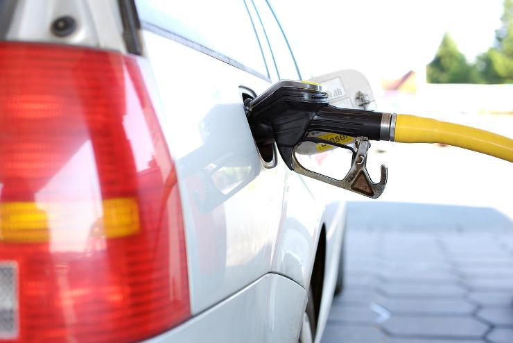 Mától hatszáz forint fölött az üzemanyagok ára